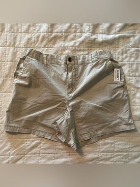 Old Navy Women’s Light Khaki Flat-Front Shorts